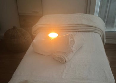 Cadre apaisant avec table de massage à Bien être à Domicile, Saint-Gratien, Île-de-France, FR.