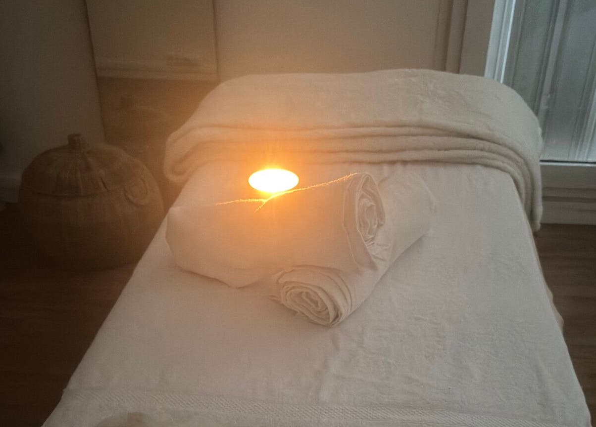 Cadre apaisant avec table de massage à Bien être à Domicile, Saint-Gratien, Île-de-France, FR.