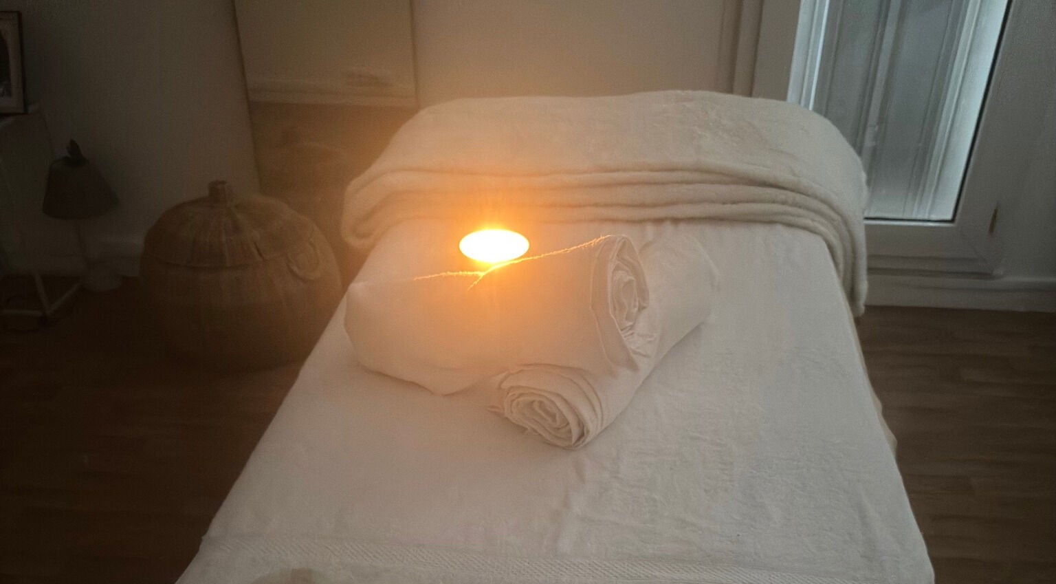 Cadre apaisant avec table de massage à Bien être à Domicile, Saint-Gratien, Île-de-France, FR.