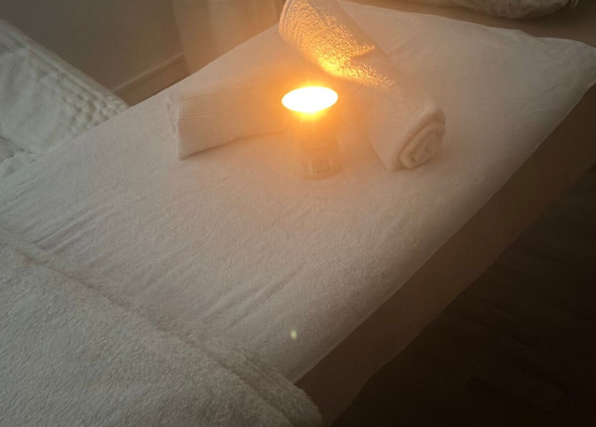 Table de massage avec bougie chez Bien être à Domicile, Saint-gratien, Île-de-france, FR.