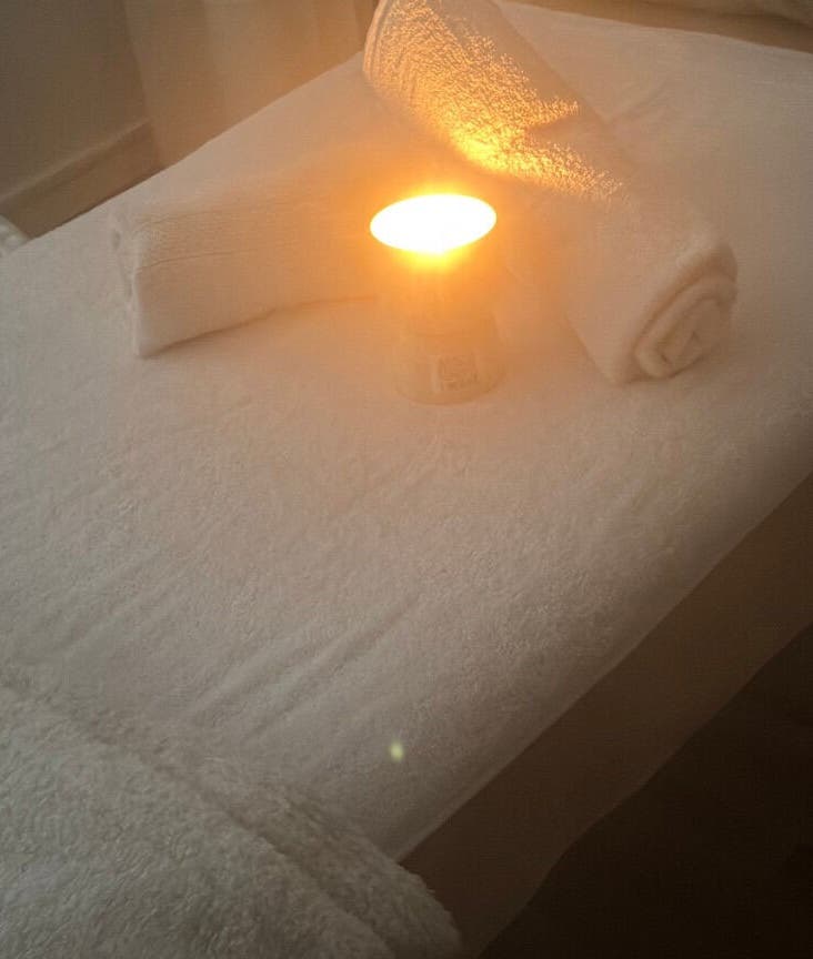 Table de massage avec bougie chez Bien être à Domicile, Saint-gratien, Île-de-france, FR.