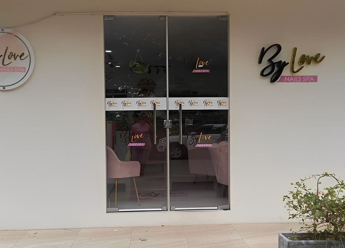 Entrada de ByLove Spa en Santa Cruz De La Sierra, elegante puerta de vidrio con decoración moderna.