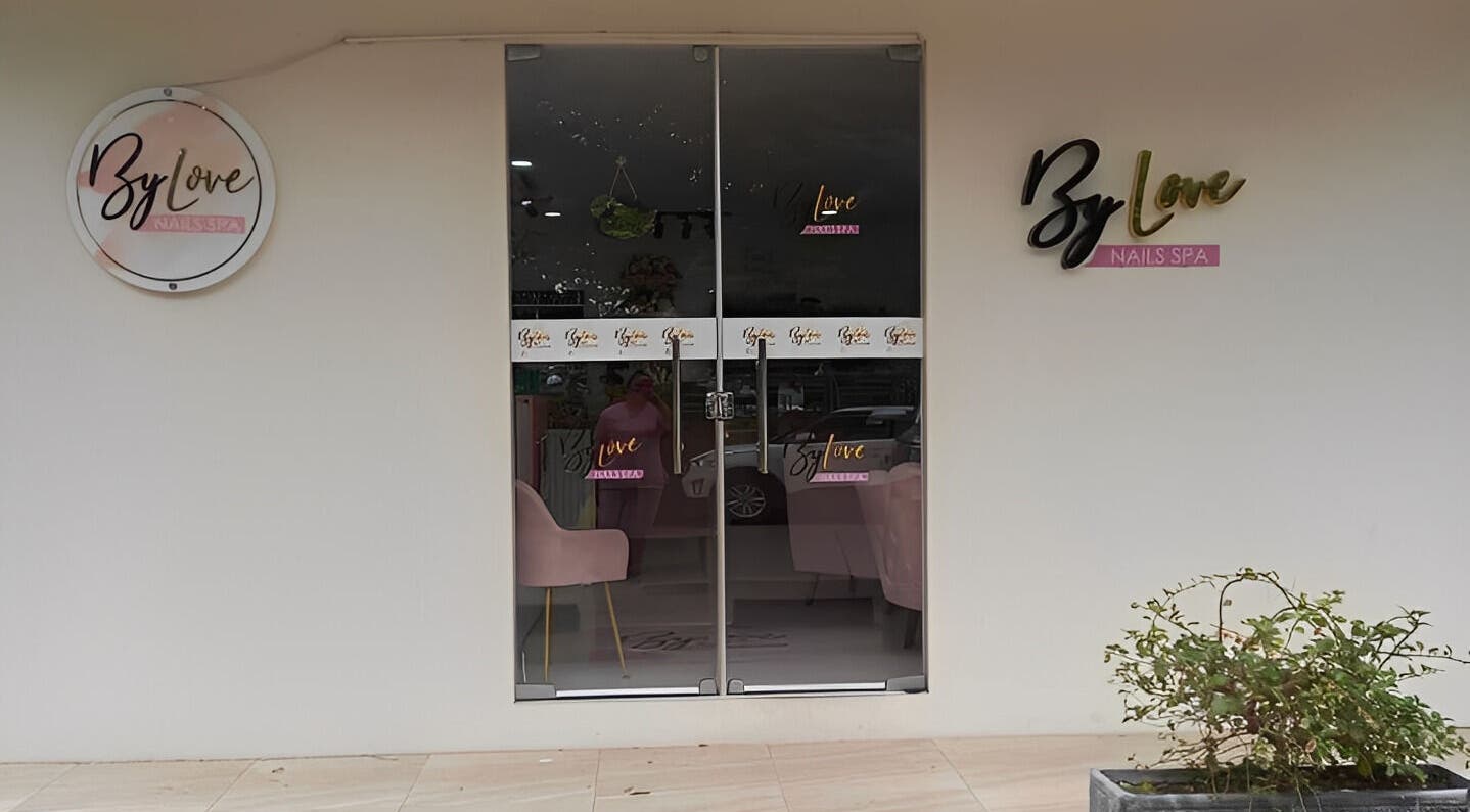 Entrada de ByLove Spa en Santa Cruz De La Sierra, elegante puerta de vidrio con decoración moderna.