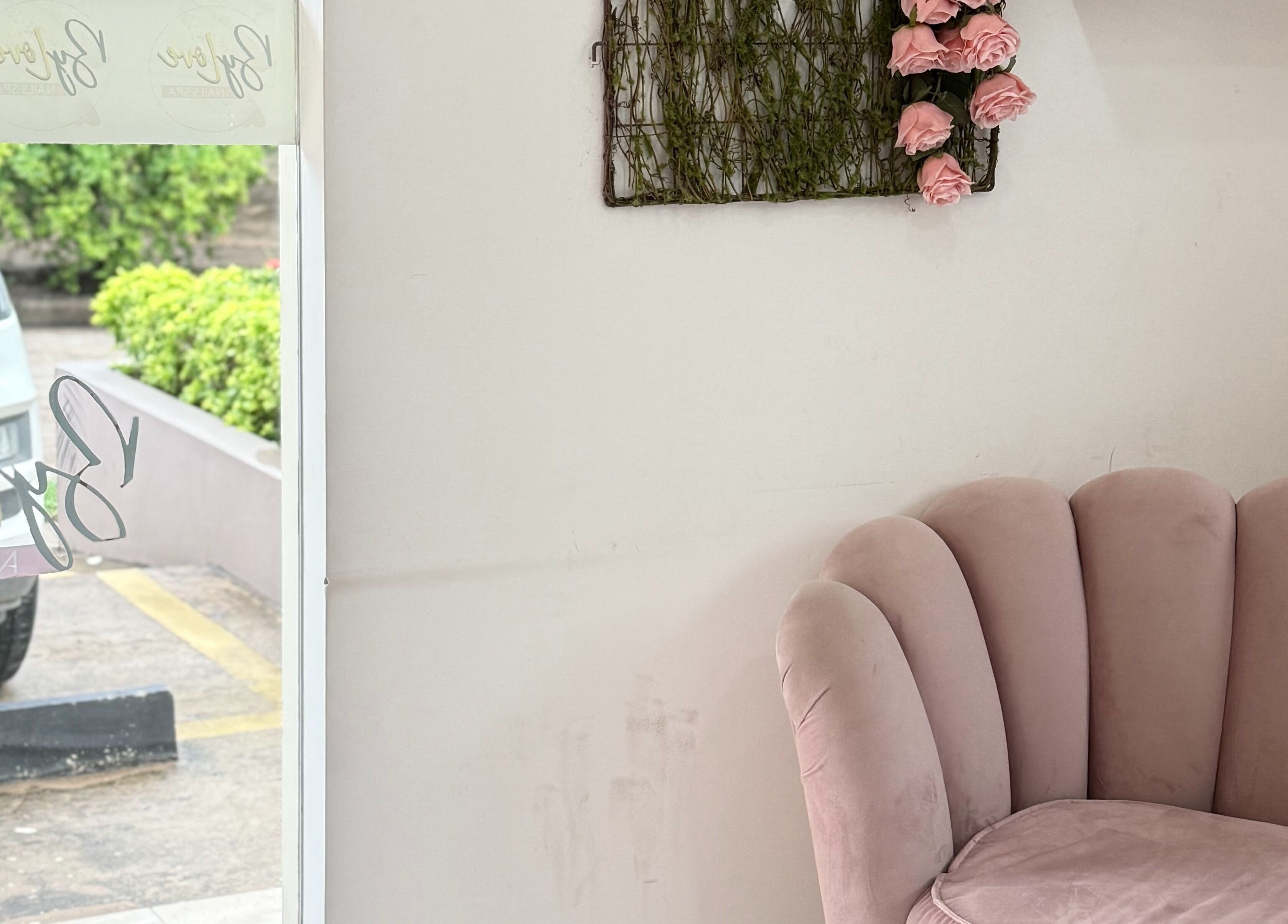 Sofá rosa y flores en ByLove Spa, Santa Cruz De La Sierra, Departamento De Santa Cruz, BO.