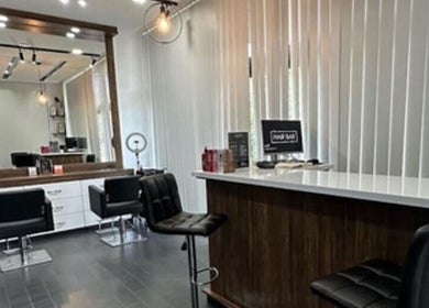 Μοντέρνο εσωτερικό του The hairbar Salon, Λάρνακα, Λάρνακα, CY με καρέκλες και καθρέφτες.