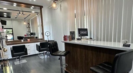 Μοντέρνο εσωτερικό του The hairbar Salon, Λάρνακα, Λάρνακα, CY με καρέκλες και καθρέφτες.