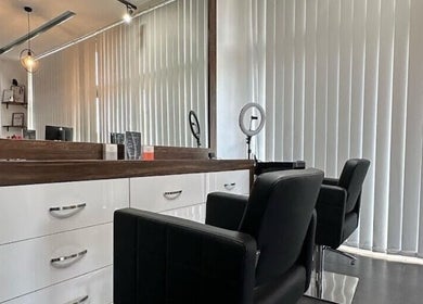 Εσωτερικό του The Hairbar Salon στη Λάρνακα, Λάρνακα, CY με μοντέρνα καρέκλα και καθρέφτη.