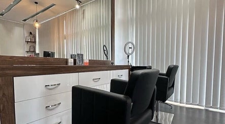 Εσωτερικό του The Hairbar Salon στη Λάρνακα, Λάρνακα, CY με μοντέρνα καρέκλα και καθρέφτη.