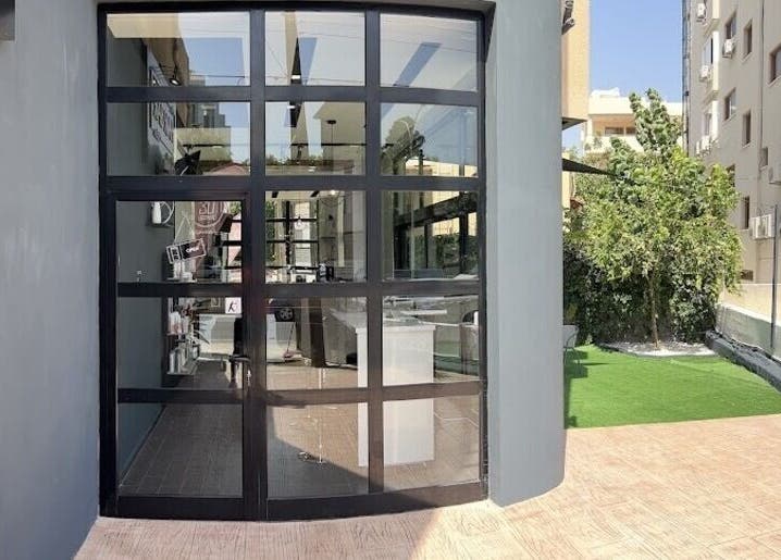 Η είσοδος του The hairbar Salon στη Λάρνακα, Λάρνακα, CY με σύγχρονη αρχιτεκτονική και φυσικό φωτισμό.