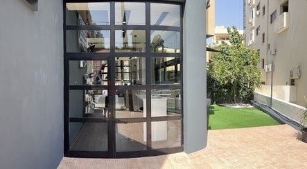 Η είσοδος του The hairbar Salon στη Λάρνακα, Λάρνακα, CY με σύγχρονη αρχιτεκτονική και φυσικό φωτισμό.