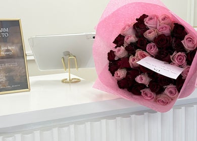 Welcome bouquet on reception desk at Elite Spa and Beauty, Cape Town, Western Cape, ZA with a warm greeting card.