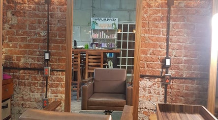Espejo de peluquería en The Fashion Victim, Ciudad De México, MX, con silla moderna y pared de ladrillo.