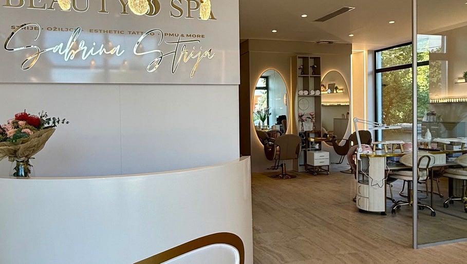 Recepcija i interijer SABRINA STRIJA BEAUTY & SPA u Zagrebu, Grad Zagreb, HR, s naglaskom na moderni dizajn.