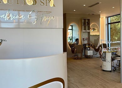 Recepcija i interijer SABRINA STRIJA BEAUTY & SPA u Zagrebu, Grad Zagreb, HR, s naglaskom na moderni dizajn.