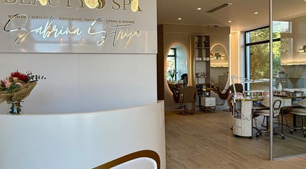 Recepcija i interijer SABRINA STRIJA BEAUTY & SPA u Zagrebu, Grad Zagreb, HR, s naglaskom na moderni dizajn.