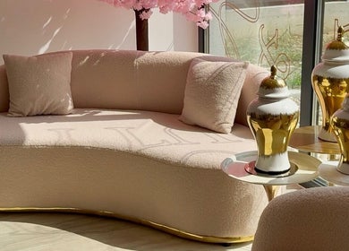 Elegantna bež sofa u SABRINA STRIJA BEAUTY & SPA, Zagreb, Grad Zagreb, HR s luksuznim zlatnim elementima.