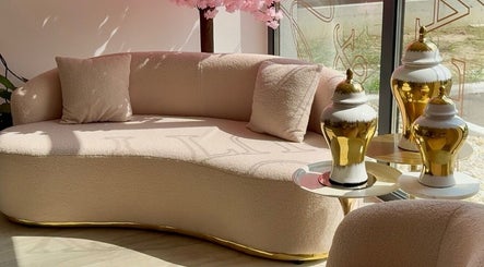 Elegantna bež sofa u SABRINA STRIJA BEAUTY & SPA, Zagreb, Grad Zagreb, HR s luksuznim zlatnim elementima.