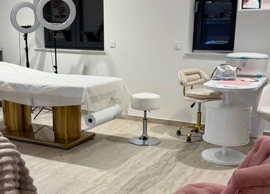Modern tretmanska soba u SABRINA STRIJA BEAUTY & SPA, Zagreb, Grad Zagreb, HR, s luksuznom opremom.