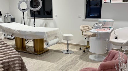 Modern tretmanska soba u SABRINA STRIJA BEAUTY & SPA, Zagreb, Grad Zagreb, HR, s luksuznom opremom.