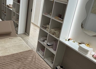 Interijer SABRINA STRIJA BEAUTY & SPA u Zagrebu, Grad Zagreb, HR s prostranim i opuštajućim dekorom.