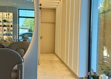 Unutrašnjost SABRINA STRIJA BEAUTY & SPA u Zagrebu s modernim interijerom i estetskim uređenjem.