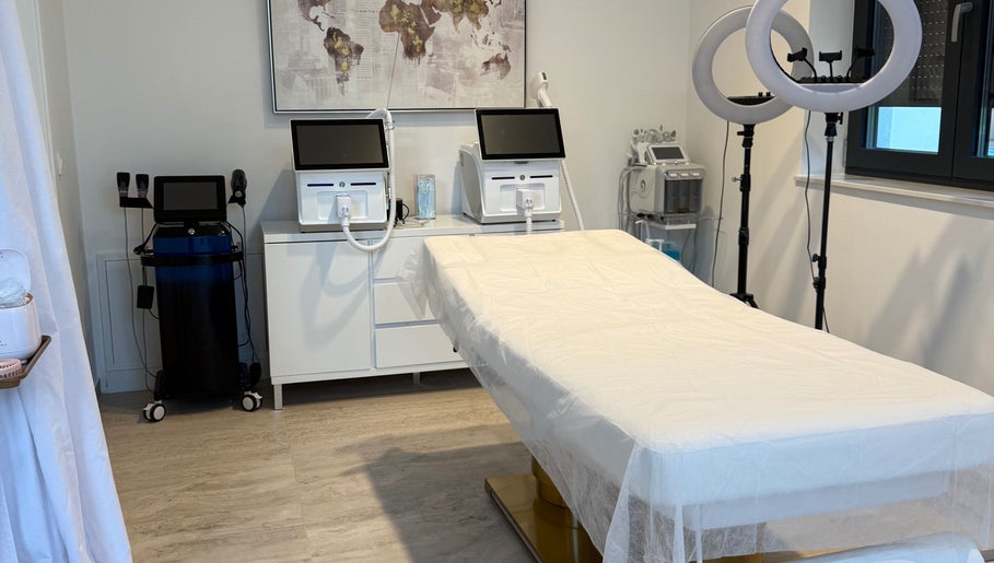 Moderna soba za tretmane u SABRINA STRIJA BEAUTY & SPA, Zagreb, Grad Zagreb, HR, s naprednim uređajima.