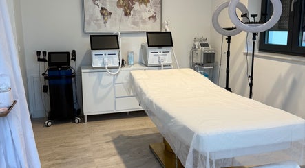 Moderna soba za tretmane u SABRINA STRIJA BEAUTY & SPA, Zagreb, Grad Zagreb, HR, s naprednim uređajima.