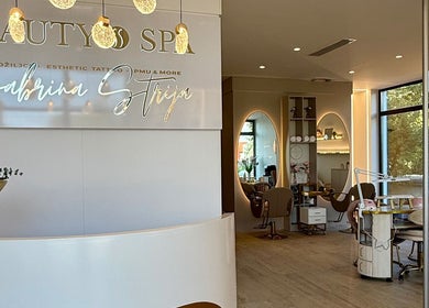 Unutrašnjost Sabina Strija Beauty & Spa u Zagrebu, Grad Zagreb, HR, s modernim dekorom i osvjetljenjem.