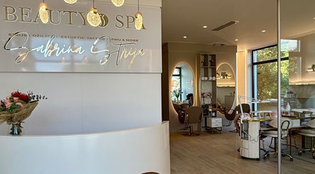 Unutrašnjost Sabina Strija Beauty & Spa u Zagrebu, Grad Zagreb, HR, s modernim dekorom i osvjetljenjem.