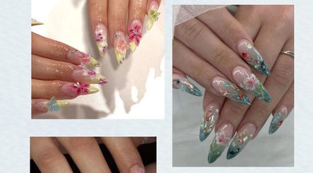 Intricate floral nail art at MochiBear Nails in Oslo, Oslo, NO, featuring vibrant 3D designs.