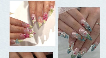 Intricate floral nail art at MochiBear Nails, Oslo, Oslo, NO. Showcasing vibrant colors and delicate designs.