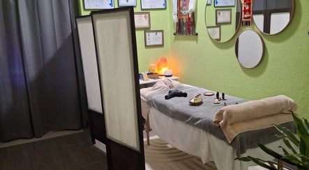 Sala de Masajes del Tibet en La Mata, Comunidad Valenciana, ES, con camilla acogedora y atmósfera relajante.