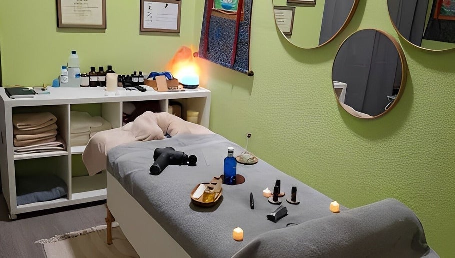 Sala de masajes en Masajes del Tibet, La Mata, Comunidad Valenciana, ES. Ambiente sereno con decoración tranquila.