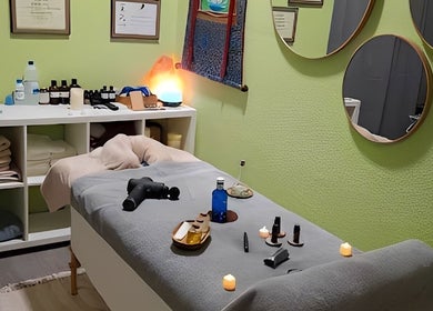 Sala de masajes en Masajes del Tibet, La Mata, Comunidad Valenciana, ES. Ambiente sereno con decoración tranquila.