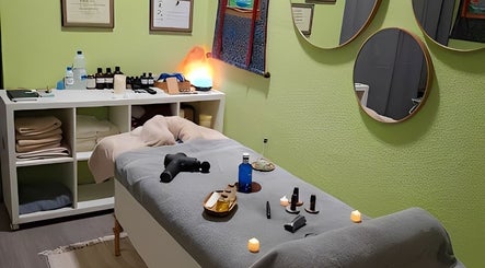 Sala de masajes en Masajes del Tibet, La Mata, Comunidad Valenciana, ES. Ambiente sereno con decoración tranquila.