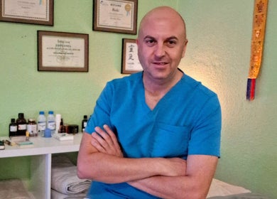 Masajista en Masajes del Tibet, La Mata, Comunidad Valenciana, ES junto a certificado profesional.