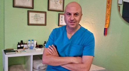 Masajista en Masajes del Tibet, La Mata, Comunidad Valenciana, ES junto a certificado profesional.