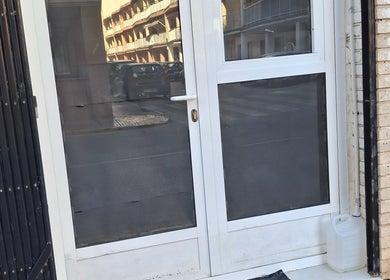Puerta de entrada a Masajes del Tibet en La Mata, Comunidad Valenciana, ES.