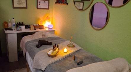 Sala de Masajes del Tibet en La Mata, Comunidad Valenciana, ES con iluminación cálida y aceites esenciales.