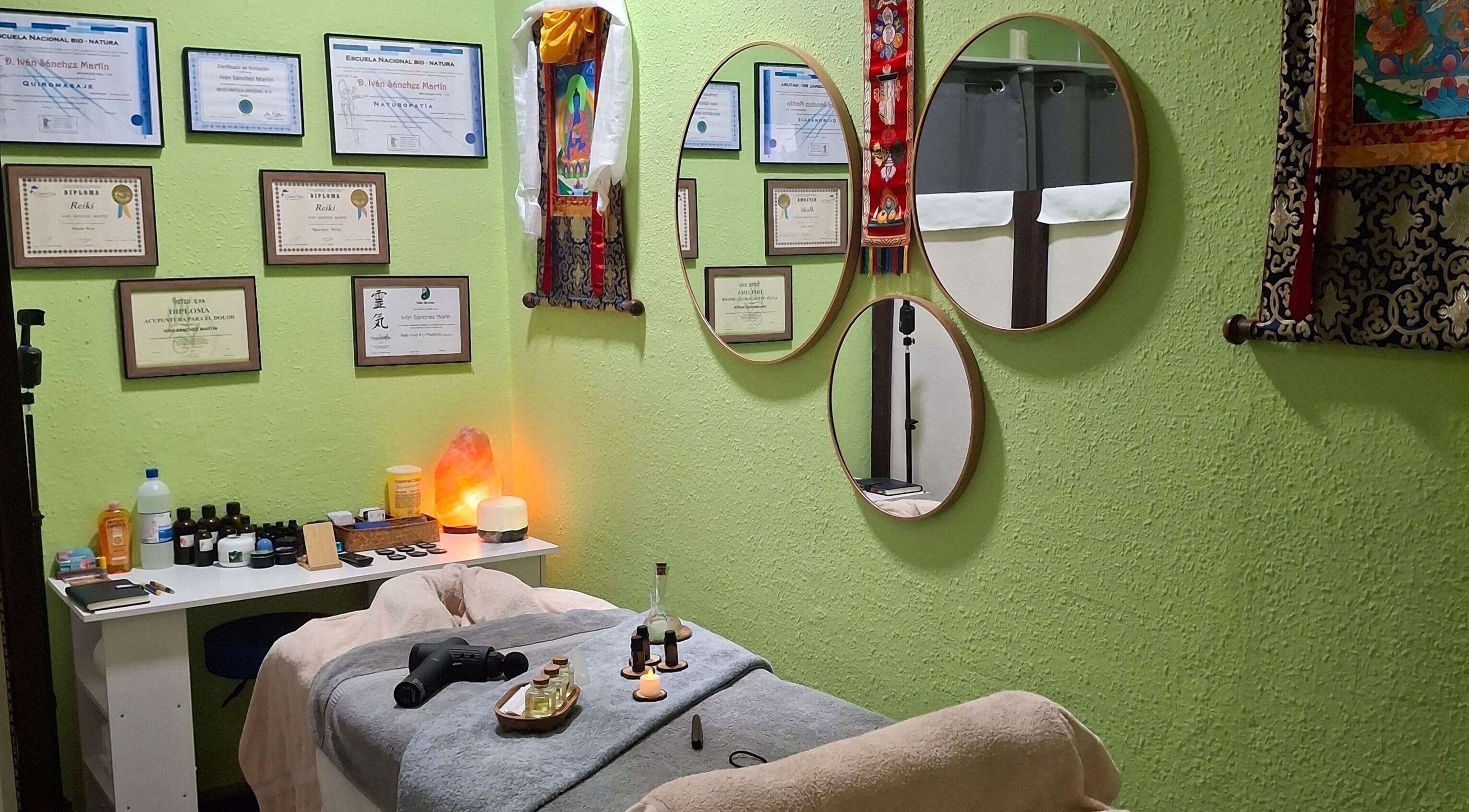 Sala de masajes acogedora en Masajes del Tibet, La Mata, Comunidad Valenciana, ES con diplomas en la pared.