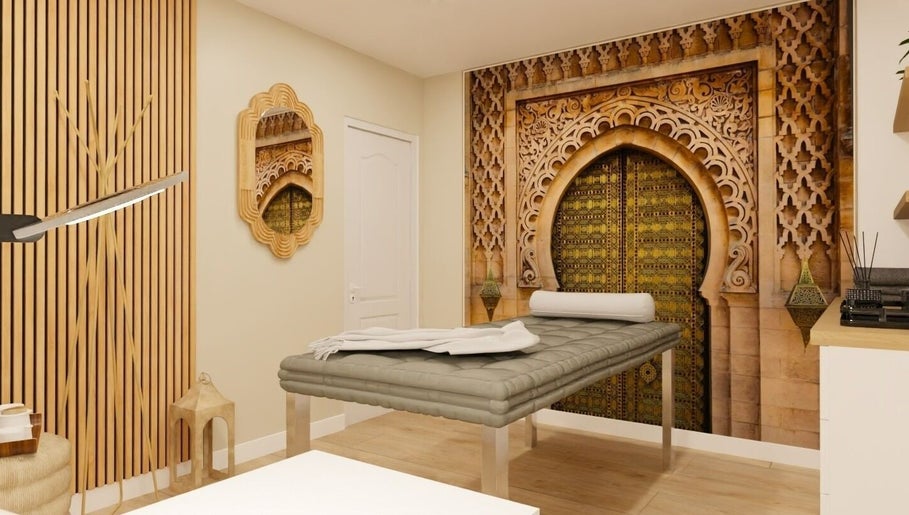 Salle de soins élégante à Eden Beauty Concept, Presles, Île-de-france, FR avec motifs orientaux.