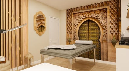 Salle de soins élégante à Eden Beauty Concept, Presles, Île-de-france, FR avec motifs orientaux.