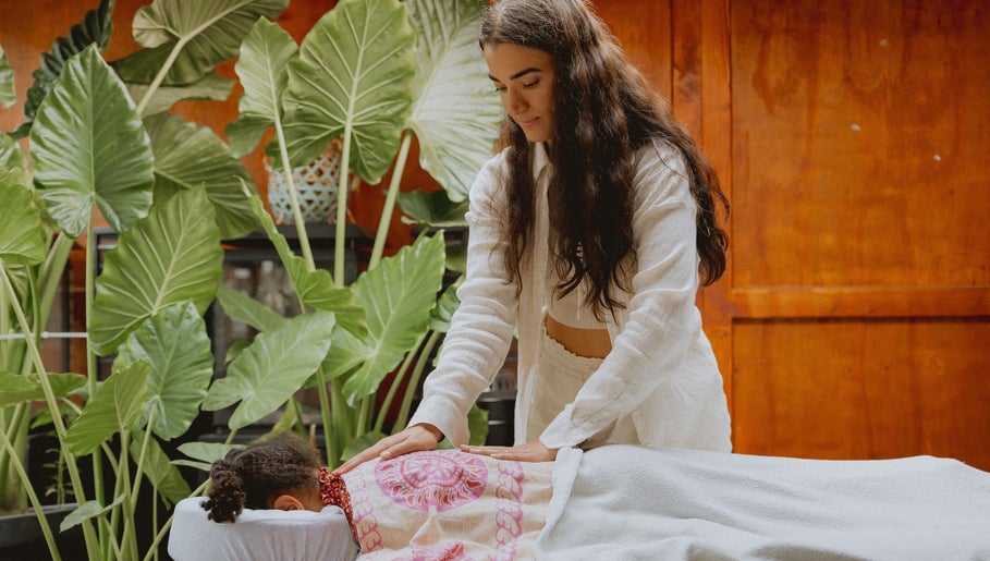 Therapeut geeft massage bij Amber Shireen | Holistisch massage therapeut in Amsterdam, Noord-Holland, NL.