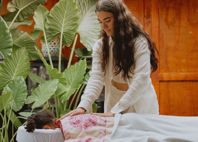 Therapeut geeft massage bij Amber Shireen | Holistisch massage therapeut in Amsterdam, Noord-Holland, NL.