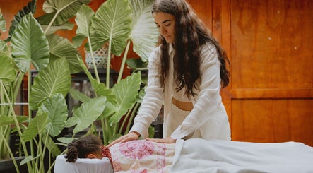 Therapeut geeft massage bij Amber Shireen | Holistisch massage therapeut in Amsterdam, Noord-Holland, NL.
