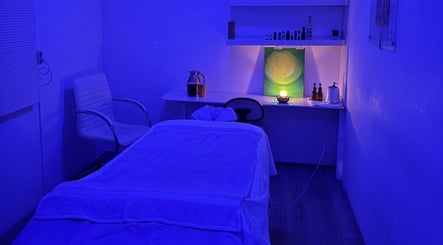 Ontspannende massageruimte bij Amber Shireen | Holistisch massage therapeut (Pop-up Praktijk), Amsterdam, Noord-Holland, NL.
