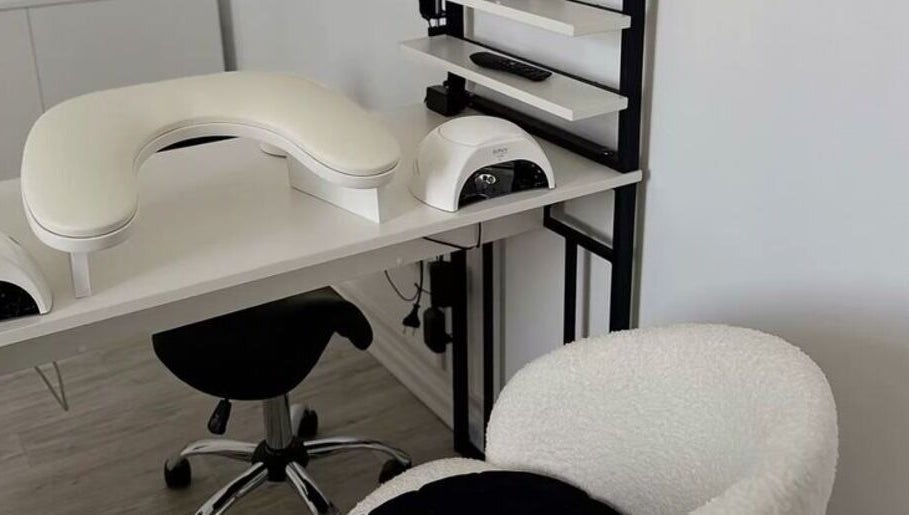 Espace manucure moderne chez ByLineRose à Metz, FR avec table et siège confortable.