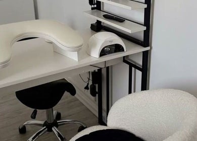 Espace manucure moderne chez ByLineRose à Metz, FR avec table et siège confortable.