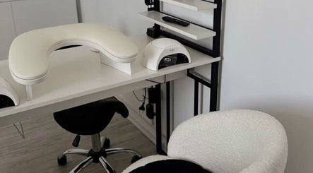 Espace manucure moderne chez ByLineRose à Metz, FR avec table et siège confortable.