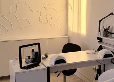 Espace beauté moderne ByLineRose à Metz, Grand Est, FR avec design minimaliste et équipement de manucure.